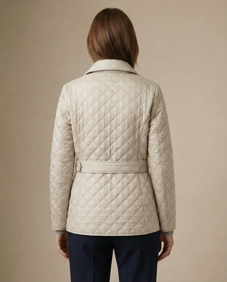 Veste boutonnée matelassée beige vue de dos, ceinture à la taille, col montant