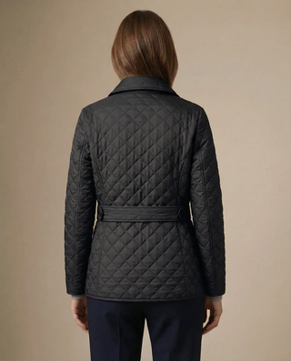 Veste boutonnée matelassée noire vue de dos, ceinture à la taille, col montant