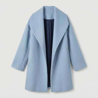 Veste en laine bleu clair, coupe mi-longue, col châle et manches longues.