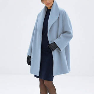 Veste en laine bleu clair, coupe mi-longue, col châle et manches longues.