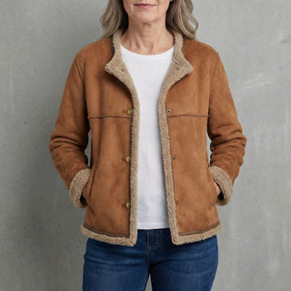 Veste courte camel en peau de mouton, doublure moutonneuse et boutons dorés.