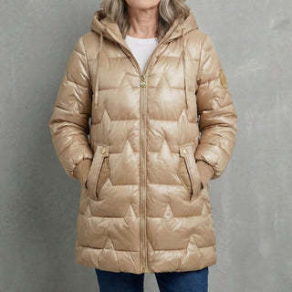 Manteau matelassé beige à capuche, fermeture zippée et poches plaquées