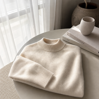 Pull en cachemire crème plié, col cheminée, manches longues
