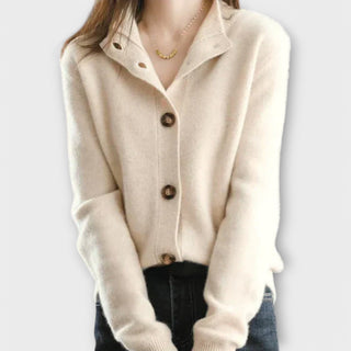 Cardigan doux Adriana beige, col chemise, boutonnage et manches longues, boutons bruns.