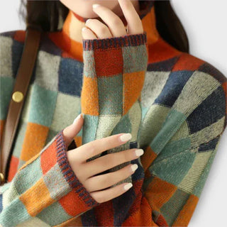 Pull à col rond à carreaux multicolores, encolure haute et manche longue.