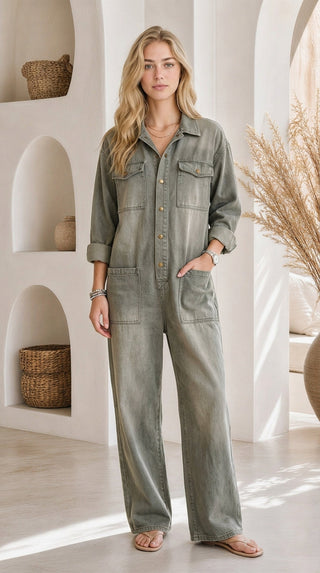 Combinaison en denim gris olive ample, boutonnée, col chemise et poches cargo