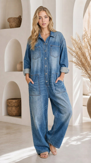 Combinaison en denim bleu ample, manches longues boutonnées et poches poitrine