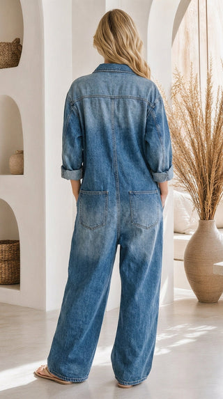 Combinaison en denim bleu ample, vue de dos avec col et poches sur les hanches