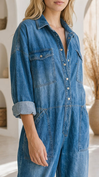 Combinaison en denim bleu, gros plan col et boutons, poches poitrine et ceinture