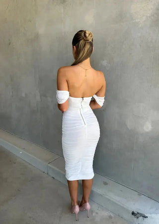 Chloë | Robe midi bodycon blanche élégante à épaules dénudées avec volants