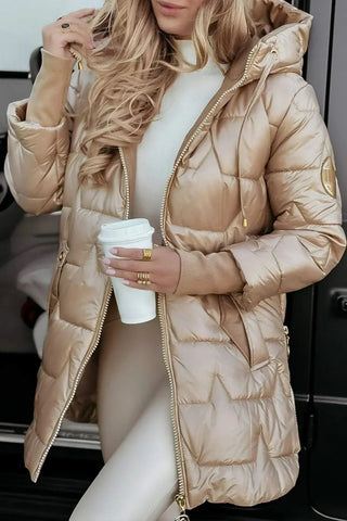 Manteau matelassé beige à capuche, zip devant, manches longues et poches