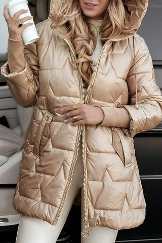 Manteau matelassé beige à capuche, zip doré, poches et finitions côtelées