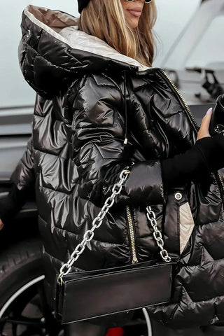 Manteau matelassé noir brillant à capuche, zip devant, poches et coutures marquées