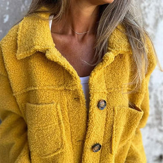 Manteau d’hiver jaune en tissu bouclé, col chemise, boutons, poches plaquées.