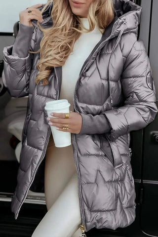 Manteau matelassé gris à capuche, zip devant, poches et coutures en losanges