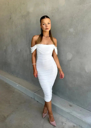 Chloë | Élégante robe midi blanche moulante à épaules dénudées avec volants
