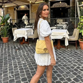 Sophia | Robe mini blanche avec motif floral 3D et manches bouffantes
