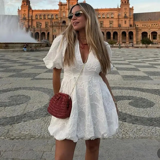 Sophia | Robe mini blanche avec motif floral 3D et manches bouffantes