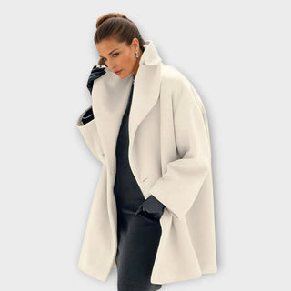 Veste en laine blanche, col châle, fermeture boutonnée, coupe mi-longue.