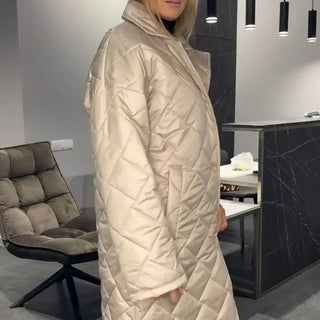 Manteau long matelassé Briar™ beige clair, col montant, fermeture boutonnée, coupe longue