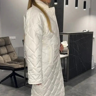 Manteau long matelassé Briar™ blanc, col montant, fermeture boutonnée, surpiqûres losanges