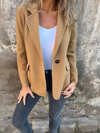 Veste blazer décontractée camel, col tailleur, boutonnage simple, poches à rabat, manches longues