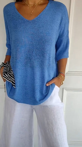 Blouse en maille légère bleue à encolure V, manches trois-quarts, ourlet arrondi