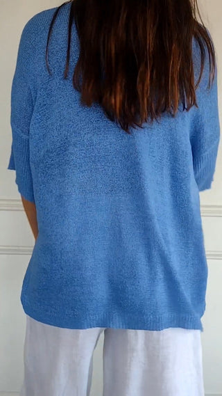 Blouse en maille légère bleue, vue dos, encolure en V, manches trois-quarts