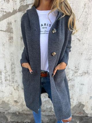 Manteau long en maille bleu-gris foncé, boutons dorés et poches, col châle.