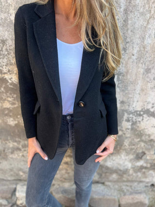 Veste blazer décontractée noire, col tailleur, boutonnage simple, manches longues, poches
