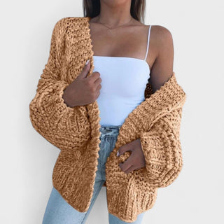 Veste en maille épaisse beige à manches longues, fermeture ouverte, texture en relief