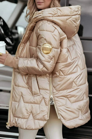 Veste d’hiver matelassée beige à capuche, écusson, fermeture zippée, poche poitrine