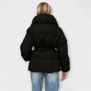 Manteau puffer noir vue dos, capuche et ceinture à nouer, manches longues