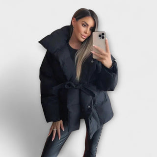 Manteau puffer noir à capuche, ceinture nouée, fermeture boutonnée