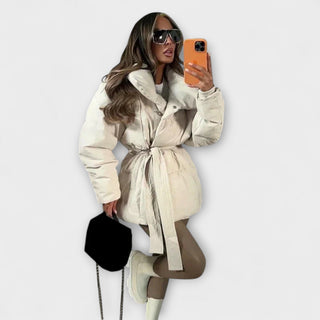 Manteau puffer beige avec capuche, ceinture nouée, fermeture boutonnée