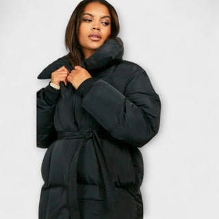 Manteau puffer noir à capuche, ceinture nouée, col montant du manteau