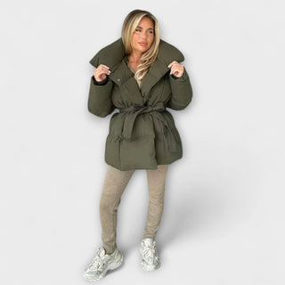 Manteau puffer vert foncé à capuche, ceinture nouée, manches longues