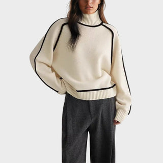 Pull en maille beige à col montant côtelé, liserés contrastants noirs, bord côte bas