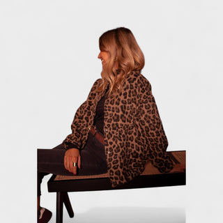 Veste léopard marron vue de dos, tissu à motifs et col boutonné