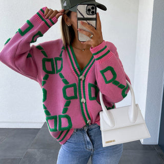 Cardigan midi rose en maille, col en V boutonné et motifs géométriques verts