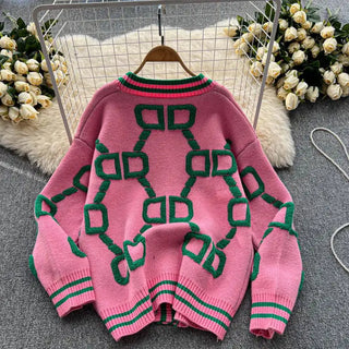 Cardigan midi rose en maille, motifs géométriques verts au dos et encolure côtelée