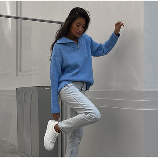 Pull en tricot bleu, col montant zippé, maille côtelée, manches longues.