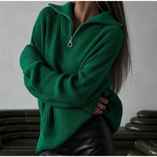 Pull en tricot vert, col montant zippé, maille texturée, poignets et base côtelés.