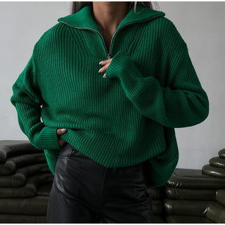 Pull en tricot vert, col montant et fermeture éclair, texture côtelée, manches longues.