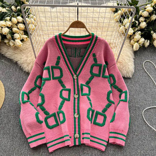 Cardigan midi rose à boutons, en maille, motifs géométriques verts sur l’avant