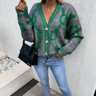 Cardigan midi gris en maille, col en V boutonné, motifs géométriques verts