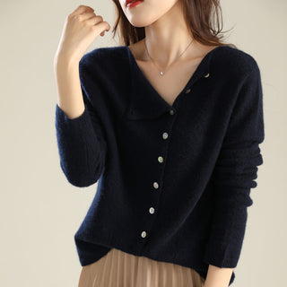 Blouse Vera en tricot bleu marine, encolure en V et boutons à l’avant, manches longues.