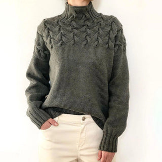 Pull en tricot gris foncé à col roulé, manches longues, motif torsadé sur l’avant