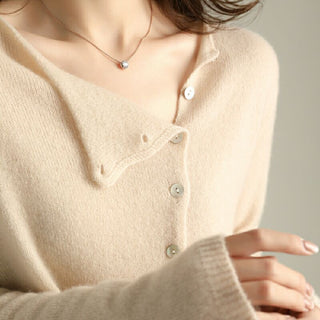 Blouse Vera en tricot beige, rangée de boutons nacrés et encolure en V.