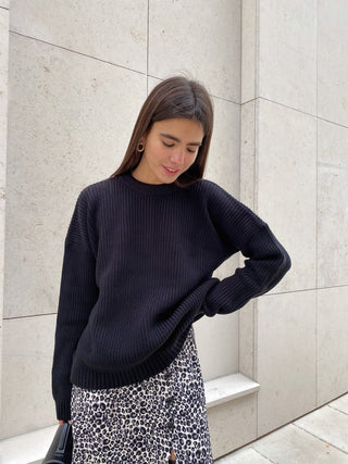Pull en tricot bleu nuit à encolure ronde, maille côtelée et manches longues.